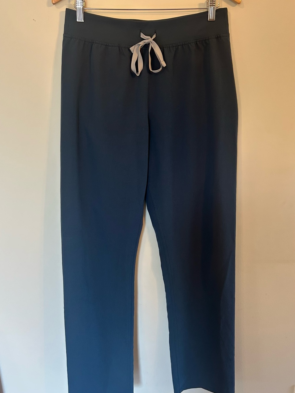 Figs Navy Scrubs Technical Collection M/T Jogger Pants with Contrast Drawstring - Picture 1 of 5
